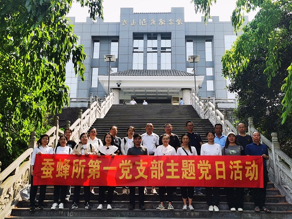 老山作戰(zhàn)紀念館前合影留念.jpg