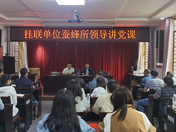 王云同志介紹村委會情況.jpg