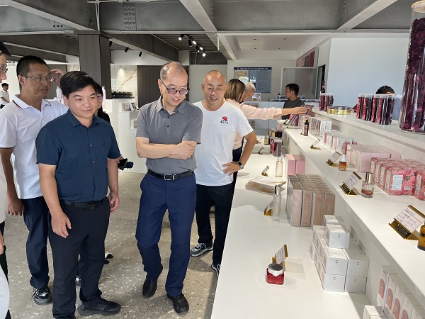 參觀成品展示區(qū).jpg